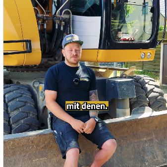 Kunde vor einem Bagger – Reel von werkshop5